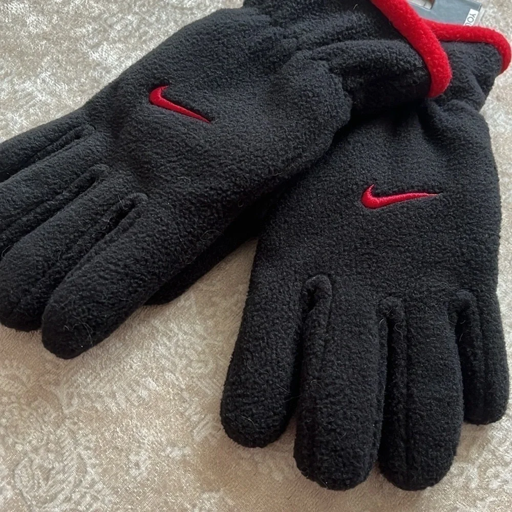 Brand New Nike Boys Black & Red Fleece Winter Gloves Sporty Embroidered Swoosh